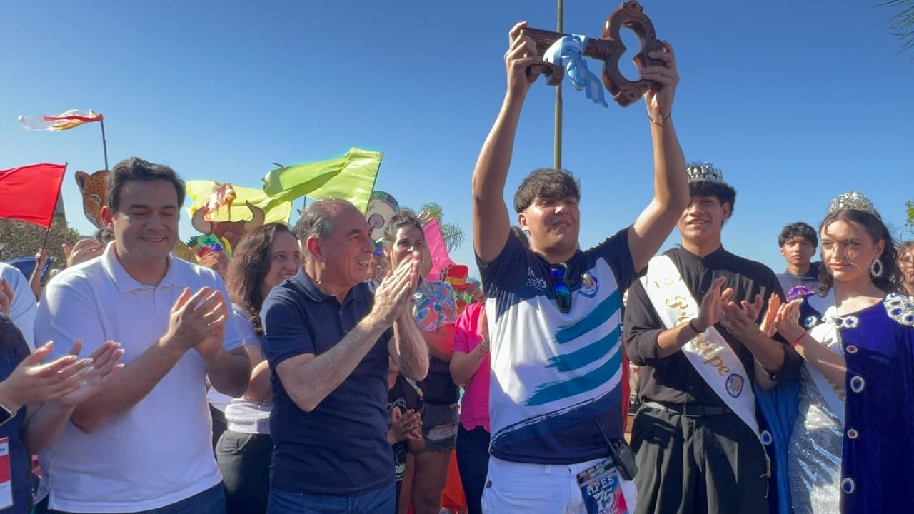 <p>Con la entrega de la llave, mucho ritmo y colorido, se puso en la marcha la Estudiantina 2025</p>